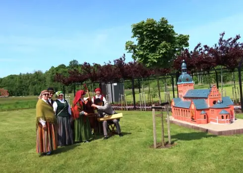 Rīgas Doma baznīcas katedrāles miniatūrā modeļa atklāšana Lietuvas Babilonas dārzos
