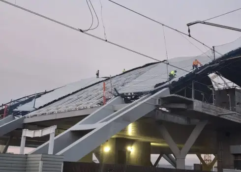 Jumta uzklāšanas darbi jaunajā Rīgas Centrālās stacijas ēkā