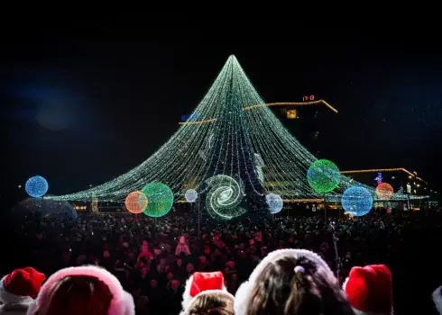 Krāšņākās Ziemassvētku eglītes Latvijā 2025