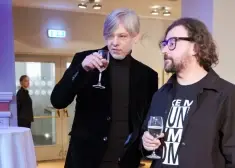 FOTO: Džilindžers, Vējonis un citi kultūras mīļi Čehova teātrī apmeklē "Ceļojums pusnaktī" pirmizrādi