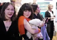 FOTO: Mākslas akadēmijā atklāts studentu mākslas darbu tirgus "JAUNmarka"