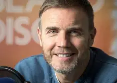 "Take That" zvaigzne Garijs Bārlovs iziet no telpas, kad intervijā uzdod neērtu jautājumu par Robiju Viljamsu. Ko viņam pavaicāja?