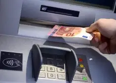 Viena no lielākajām Latvijas bankām nākusi klajā ar paziņojumu par savu klientu pensiju uzkrājumiem