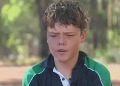 Puika nopeld četrus kilometrus haizivju pilnā okeānā Austrālijā, lai izglābtu mammu, jaunāko brāli un māsiņu