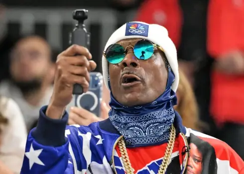 Snoop Dogg izbauda laiku ziemas olimpiskajās spēlēs Milānā-Kortīnā