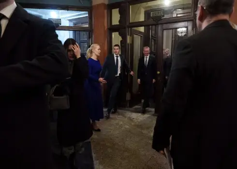 Cilvēki ierodas uz "Uzņēmēji mieram" labdarības spēka koncertu