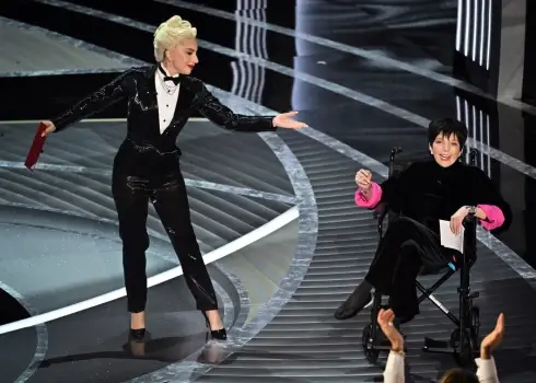Laiza Minelli un Lady Gaga “Oskaru” ceremonijā 2022. gadā