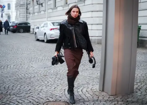 Ļaudis ierodas uz Regnāra Vaivara iestudējuma "Atbalss Aija" pirmizrādi