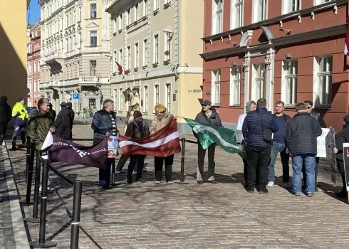 Pie Saeimas notiek protests pret vēja parku izbūvi Latvijā 