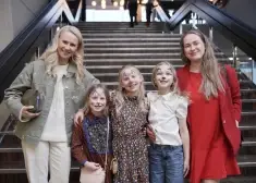 FOTO: jautrā un ģimeniskā noskaņā Dailes teātrī aizvadīta iestudējuma "Runcis zābakos" pirmizrāde