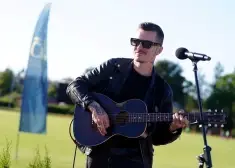 "Nav pagājušas pat 40 dienas" - mūziķis Miks Dukurs pirmo reizi komentē līgavas Kalendy vēršanos pret viņa bijušo sievu Lauru