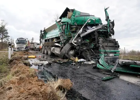 Vairāku kravas automašīnu sadursme uz Liepājas šosejas netālu no Tīreļiem