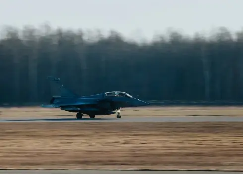 Militārajā bāzē “Lielvārde” nolaidušies Francijas iznīcinātāji “Rafale”