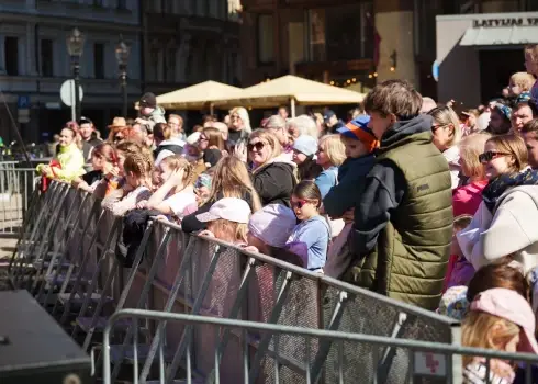 Doma laukumā uzstājas bērnu ansamblis “Dzeguzīte”