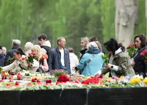 2026. gada 9. maijā cilvēki devušies nolikt ziedus pie Salaspils memoriāla