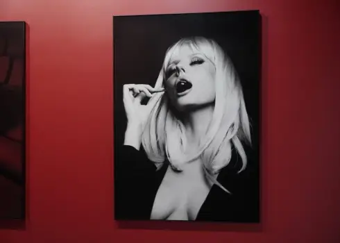 Rīgā atklāts Agnijas Grigules fotogrāfijas salons “La Rouge”