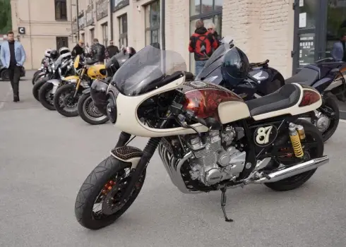 Rīgā krāšņi aizvadīts „Distinguished Gentleman’s Ride”