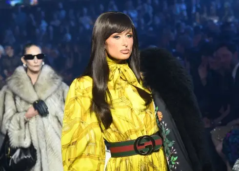 Parisa Hiltone “Gucci” modes skatē pārtop par bruneti