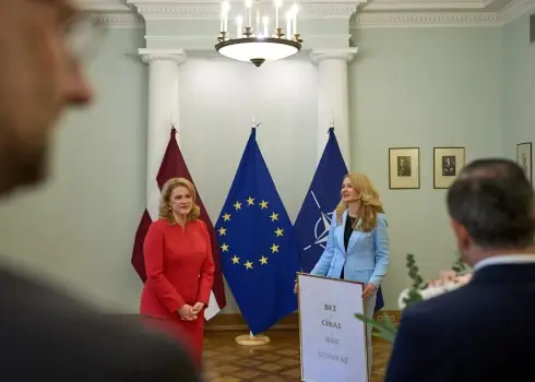  Evika Siliņa pasniedz pateicības ministriem