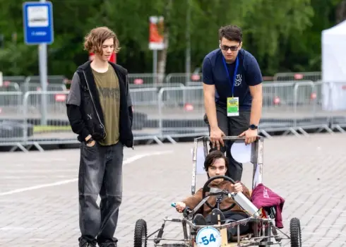 Elektroauto, roboti un droni: Jelgavā pulcējas jaunie inženieri